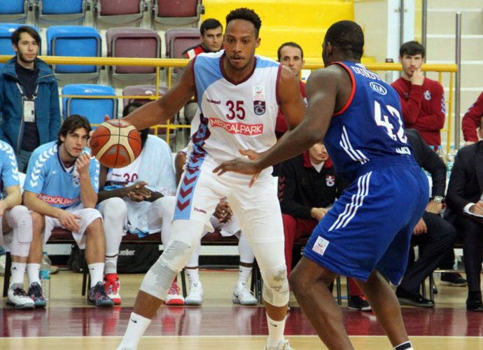 K.Kadji domina Eurolygoje žaidžiantį „Anadolu Efes“ klubą