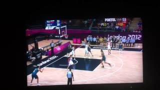 Liz Cambage dėjimas rungtynėse su Rusija