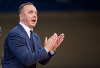 M.Šernius komentavo mačą (Foto: Rokas Lukoševičius)