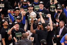 NBA atkrintamosios: „Bucks“ –...