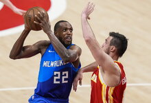 NBA atkrintamosios: „Bucks“ –...