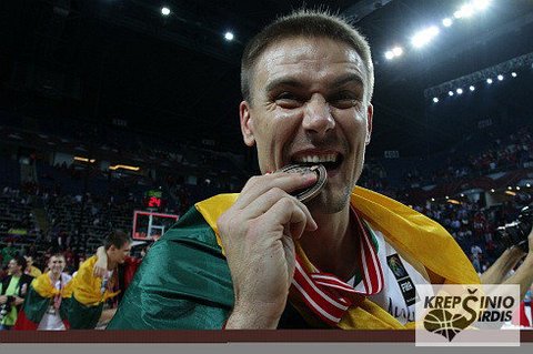 R.Javtokas juokaudamas ragauja medalio