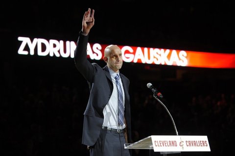 Ž.Ilgausko marškinėlių pakėlimo ceremonija