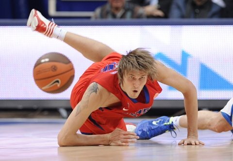 Kirilenko dėl kamuolio kovojo griūdamas
