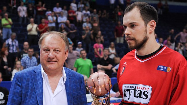R.Milašius įteikė S.Babrauskui trečiosios vietos taurę (Fotodiena.lt)