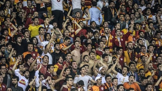„Galatasaray“ sirgalių veiksmai lėmė tai, kad kitą mačą jie bus priversti stebėti už arenos ribų (Scanpix nuotr.)