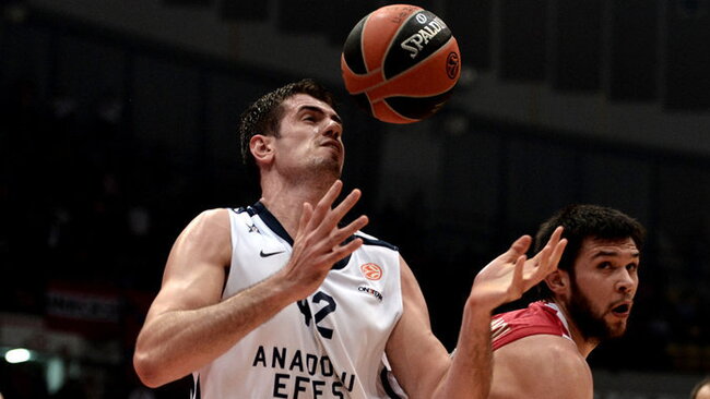 „Anadolu Efes“ nori atsikratyti vilčių nepateisinusiu S.Baraču (Scanpix)