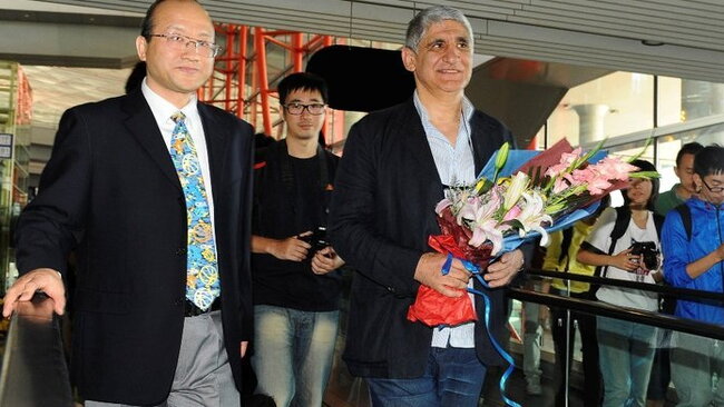 Su gėlėmis Kinijoje pasitiktas P.Giannakis šioje šalyje neužsibuvo (Scanpix nuotr.)