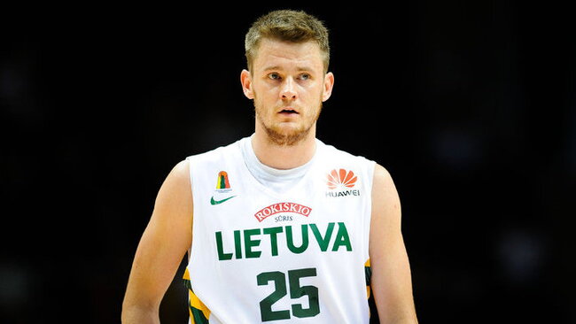 Š.Vasiliauskas mėgaujuosi žaidimu su A.Gudaičiu (Fotodiena.lt)