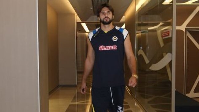 L.Kleiza su Stambulo klubo marškinėliais (fenerbahce.org nuotr.)