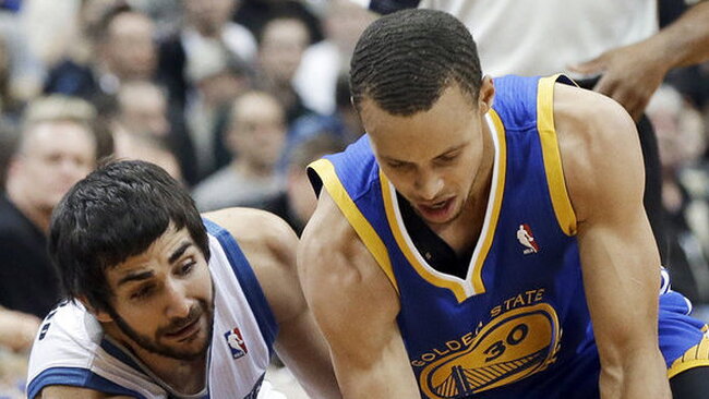 S.Curry po susidūrimo su R.Rubio buvo priverstas baigti rungtynes (Scanpix)