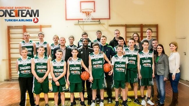 „One Team“ ambasadoriai M.Pocius ir J.Dentmonas skatino vaikus siekti didesnių tikslų (L.Kazakevičiaus nuotr.)