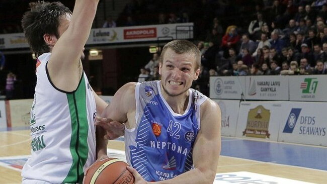 V.Vasylius toliau vilkės uostamiesčio ekipos marškinėlius (Fotodiena.lt)