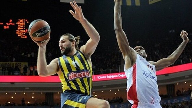 L.Kleiza netaiklius tritaškius kompensavo sėkminga kova po krepšiu (Euroleague.net nuotr.)