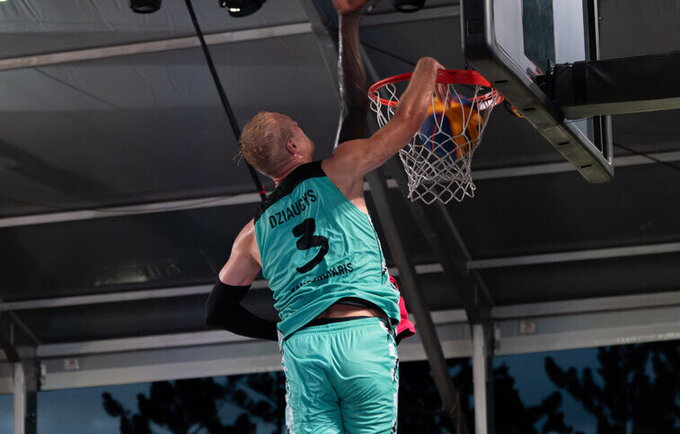E.Džiaugys sugrūdo kamuolį iš viršaus (FIBA nuotr.)