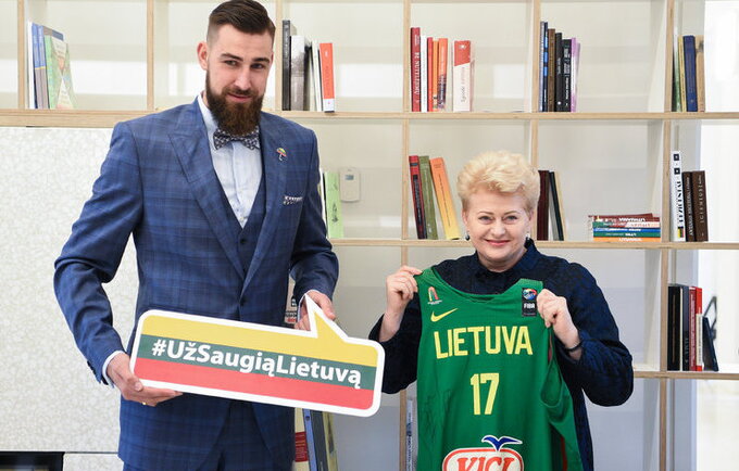 Prezidentė J.Valančiūnui padovanojo medaus (R.Dačkaus nuotr.)