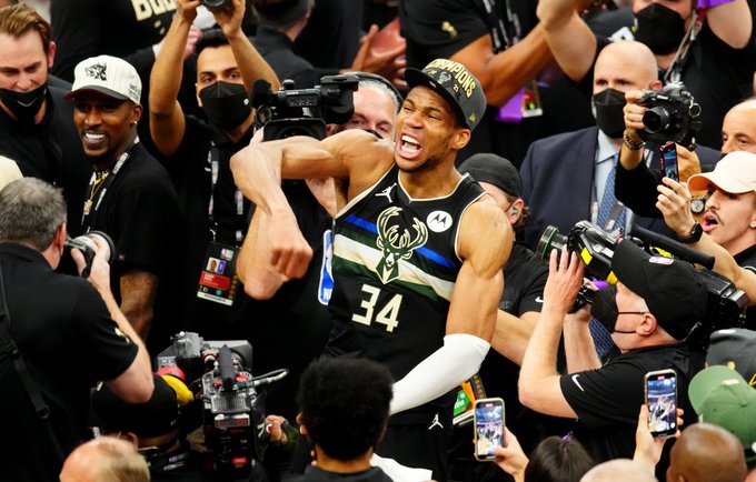 G.Antetokounmpo susišlavė jau krūvą apdovanojimų NBA (Scanpix nuotr.)