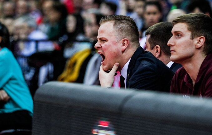 L.Eglinskas toliau talkins N.Čanakui (FIBA Europe nuotr.)