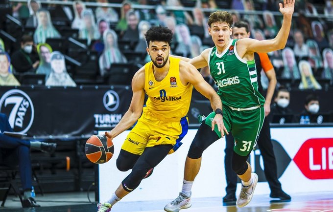 E.Bryantas keliasi į NBA (BNS nuotr.)
