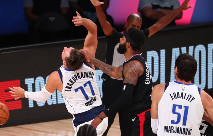 NBA vėl buvo dalinamos baudos (Scanpix nuotr.)