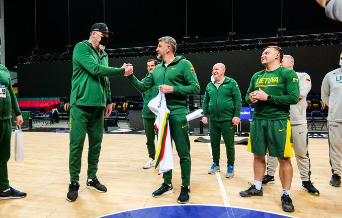 A.Sabonis sveikino su gimtadieniu trenerį (Foto: Žygimantas Vingelis)