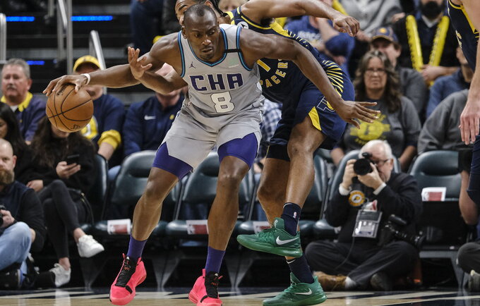 B.Biyombo pralaimėjo lažybas M.Jordanui (Scanpix nuotr.)