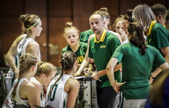 V.Pliauga treniruos jaunuosius žalgiriečius (FIBA nuotr.)