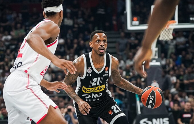J.Nunnally keliasi į Kiniją