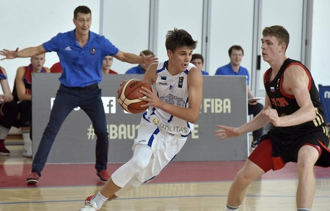 K.Kriisa pripažįsta, kad cepelinai yra ne jo tipo maistas (FIBA Europe nuotr.)