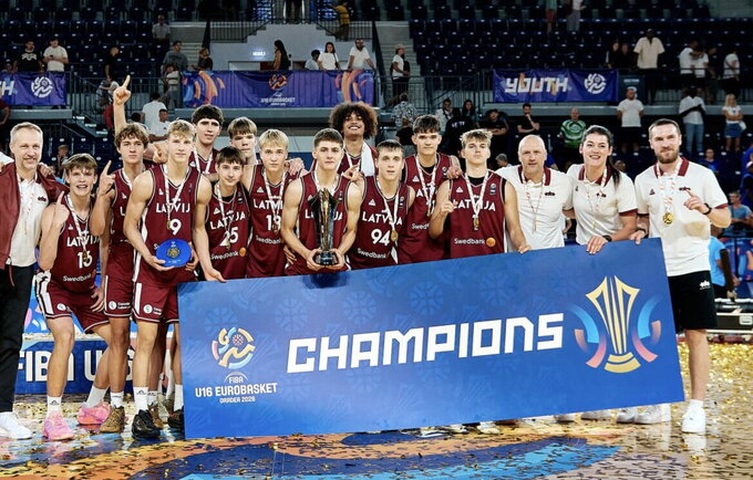 Latviai švenčia titulą (FIBA nuotr.)