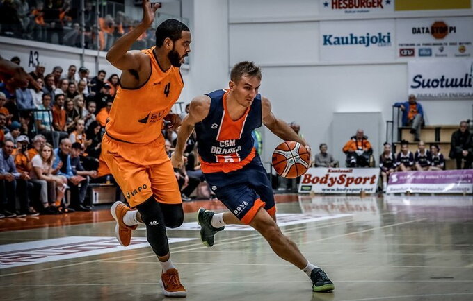 V.Kariniauskas netiksliai atakavo nuo baudų metimų linijos (FIBA Europe nuotr.)