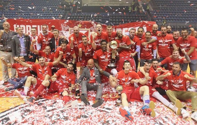 „Crvena Zvezda“ pastaruosius du sezonus šluoja trofėjus (Facebook nuotr.)