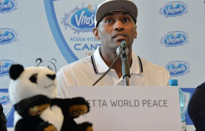 Klubas oficialiai pristatė Metta World Peace (Scanpix nuotr.)