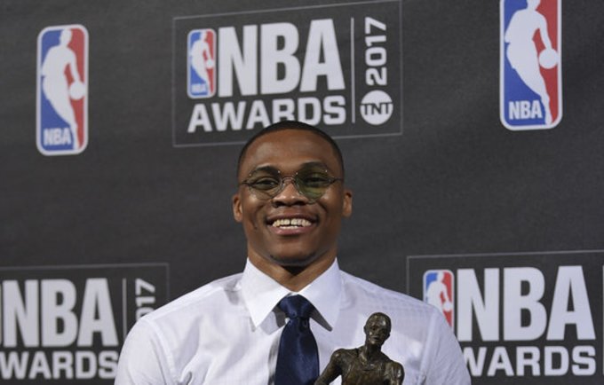Kovoje dėl MVP J.Hardeną pranokęs R.Westbrookas gali aplenkti jį ir savo atlyginimu (Scanpix nuotr.)