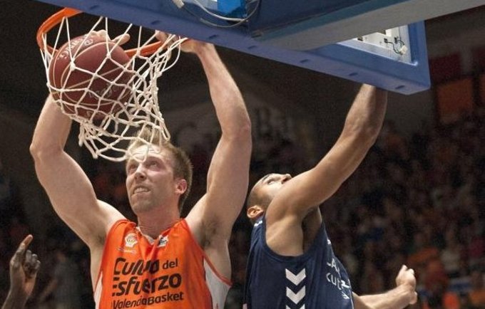 J.Hamiltonas kelsis į NBA
