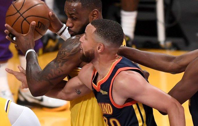 Ryškiausių NBA žvaigždžių dvikova baigėsi „Lakers“ patekimu į atkrintamąsias (Scanpix nuotr.)