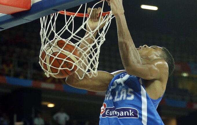G.Antetokounmpo pateko į penketuką (Scanpix nuotr.)