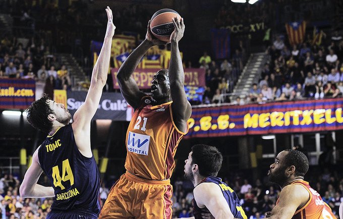 P.Mensah-Bonsu taps T.Delininkaičio komandos draugu (Scanpix)