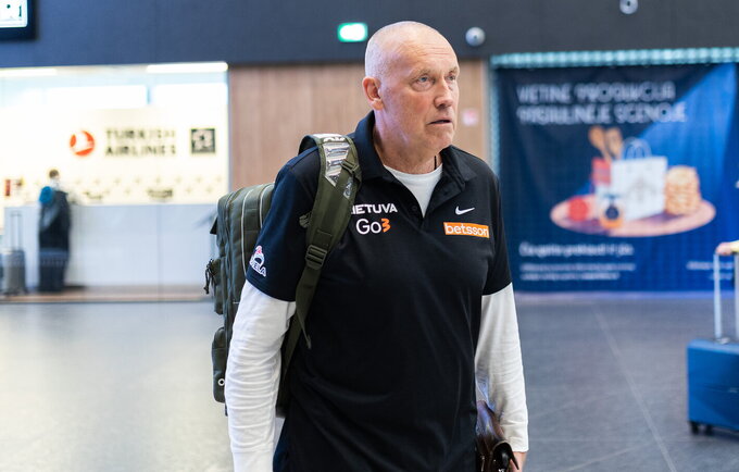 R.Kurtinaitis su rinktine išvyko į Europos čempionatą (BNS nuotr.)