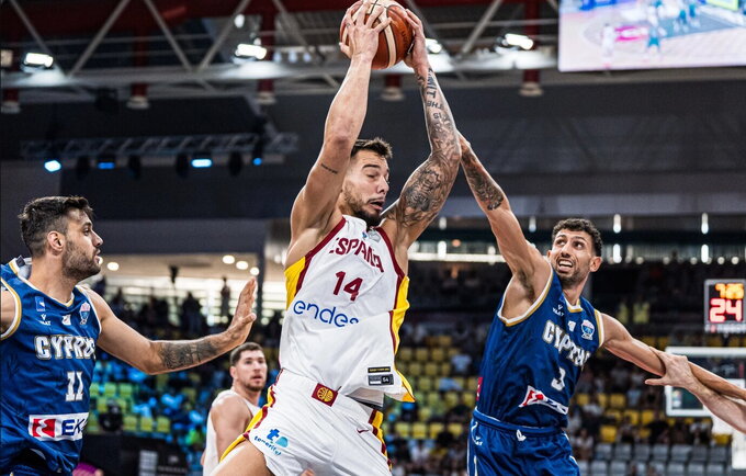 W.Hernangomezas buvo sunkiai sulaikomas (FIBA nuotr.)