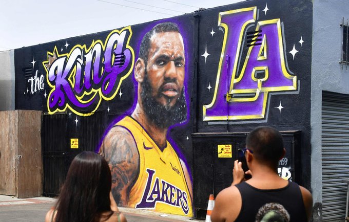 L.Jamesas artėjantį sezoną veikiausiai bus vienintelė „Lakers“ žvaigždė (Scanpix nuotr.)
