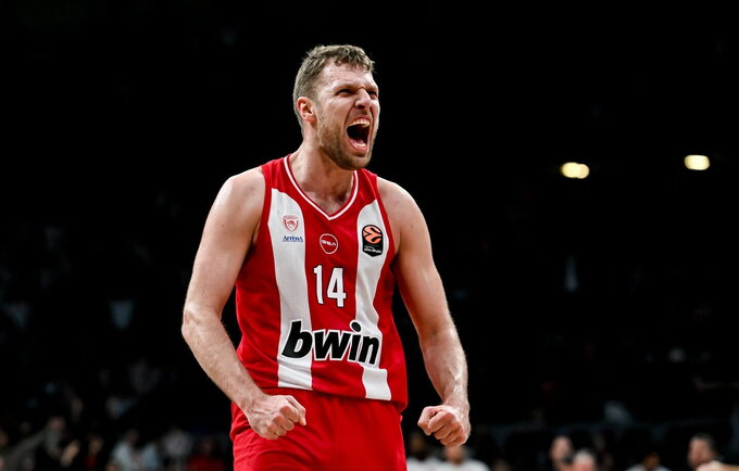 A.Vezenkovas pyksta ant S.Pešičiaus (Euroleague.net)