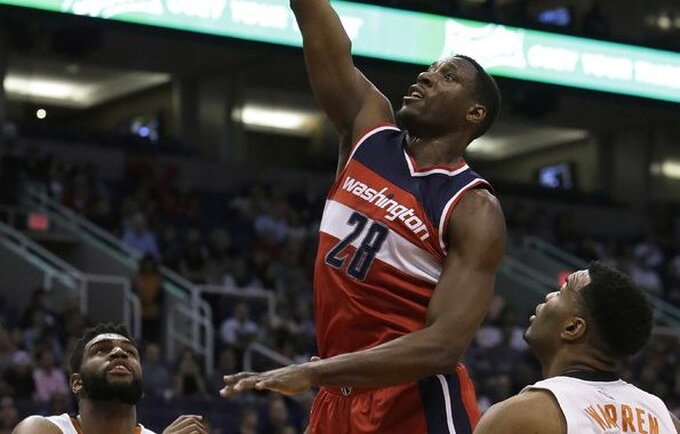 I.Mahinmi per mačą perėmė 7 kamuolius (Scanpix nuotr.)