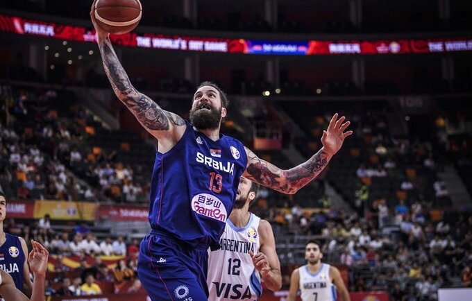 M.Raduljica susidorojo su girtu pareigūnu (FIBA nuotr.)