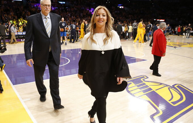 J.Buss persiuntė M.Johnsonui visą susirašinėjimą su R.Pelinka (Scanpix nuotr.)