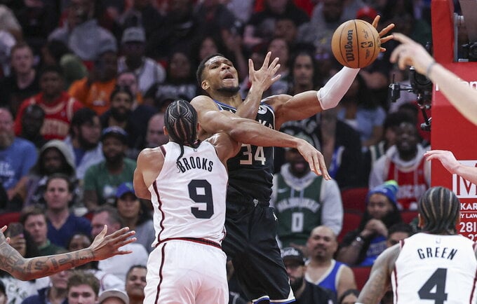 G.Antetokounmpo atlaikė kietą kontaktą (Scanpix nuotr.)