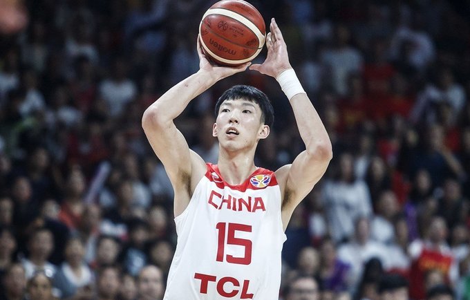 Zh.Qi dar kartą palieka gimtinę (FIBA nuotr.)