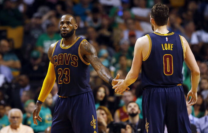 L.Jamesas ir K.Love'as yra tik dvi iš daugelio NBA finale žaisiančių žvaigždžių (Scanpix nuotr.)