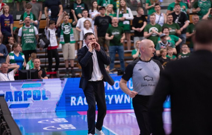 V.Sirvydis tęs darbą klube
