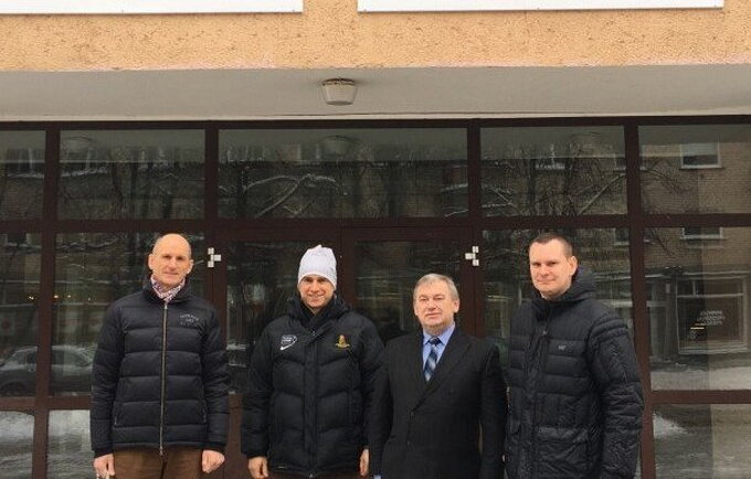 Raimundo Sargūno sporto gimnazijoje lankėsi žinomi krepšinio specialistai (LKF nuotr.)
